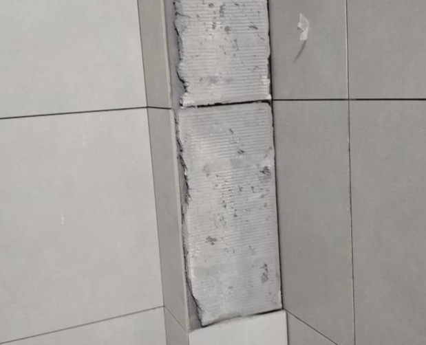 延吉瓷砖空鼓维修公司分享下瓷砖施工前基层浇水润湿程度不足，可能导致以下问题